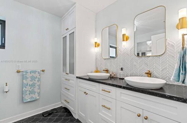 Bathroom, Dual Sink Vanities, Interior