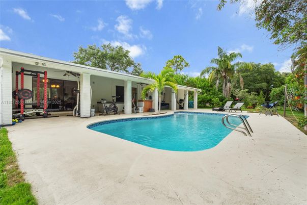 Exterior, Pool
