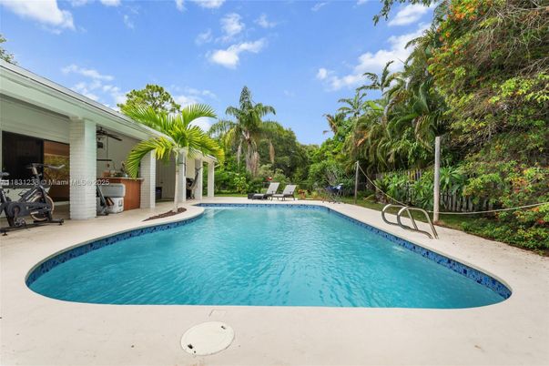 Exterior, Pool