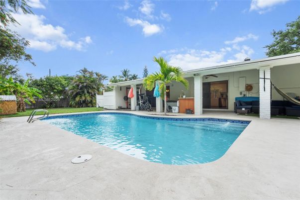 Exterior, Pool