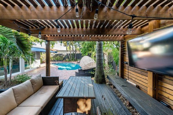 Exterior, Hot Tub, Pool