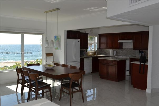 Dining room, Interior, Kitchen, Marble, Pendant Lights, Water