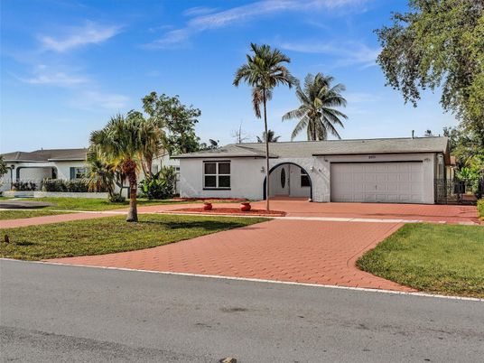 Attached, Exterior, Facade, Ranch