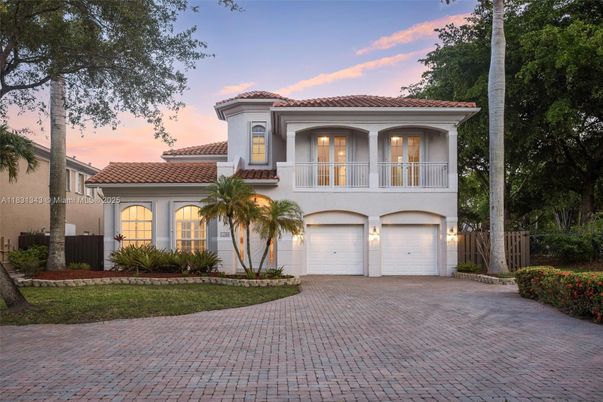 Attached, Exterior, Facade, Mediterranean