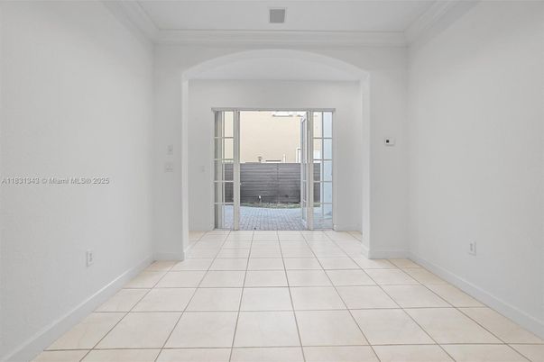 Empty room, Interior