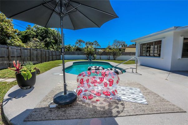 Exterior, Pool