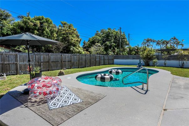 Exterior, Pool