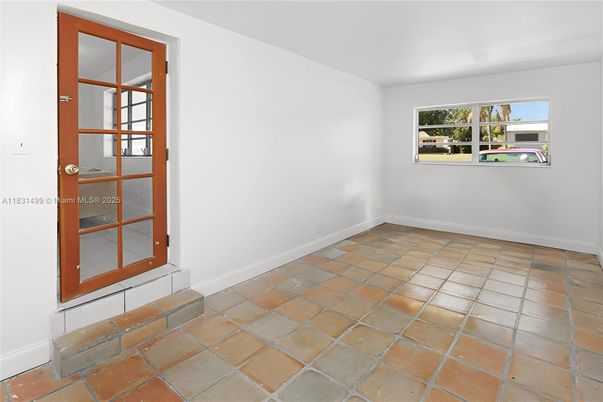 Empty room, Interior