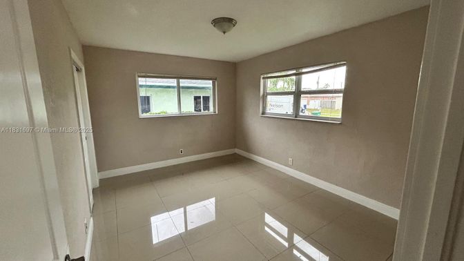 Empty room, Interior