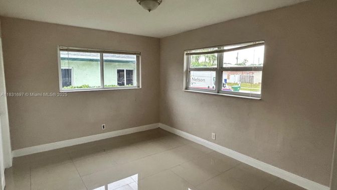Empty room, Interior