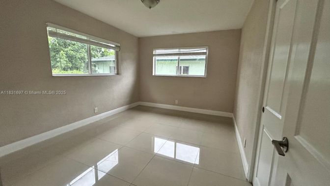 Empty room, Interior