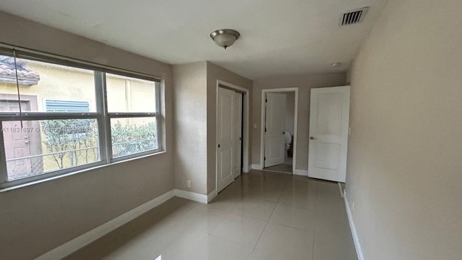 Empty room, Interior