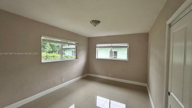 Empty room, Interior