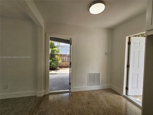Empty room, Interior