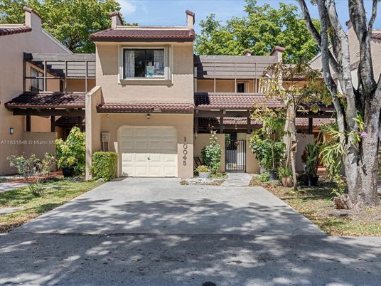 Attached, Exterior, Facade, Mediterranean