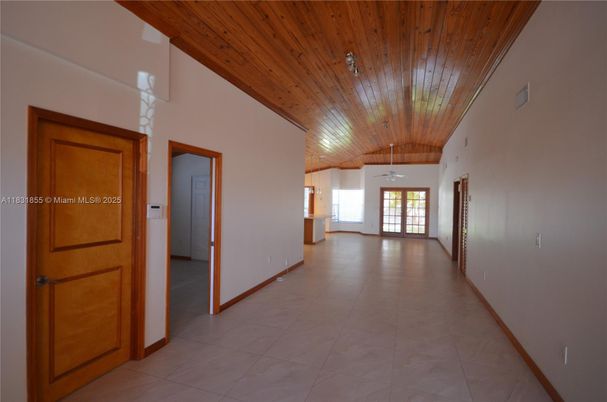Empty room, Interior, Wooden Ceilings