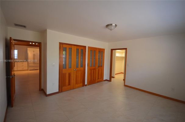Empty room, Interior