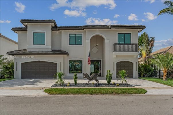Attached, Exterior, Facade, Mediterranean