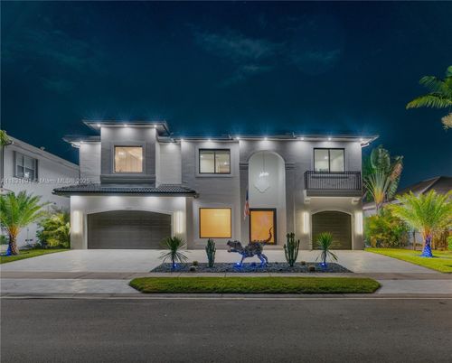 Attached, Exterior, Facade, Mediterranean