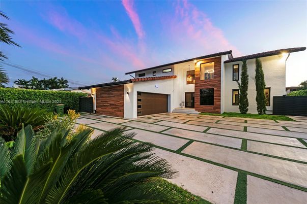 Attached, Backyard, Exterior, Facade, Modern
