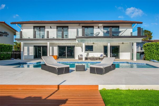Exterior, Facade, Pool, Mediterranean