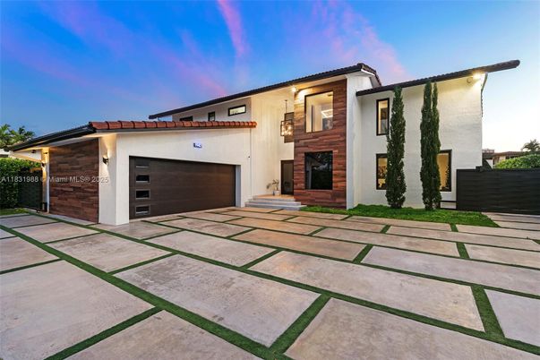 Attached, Exterior, Facade, Modern