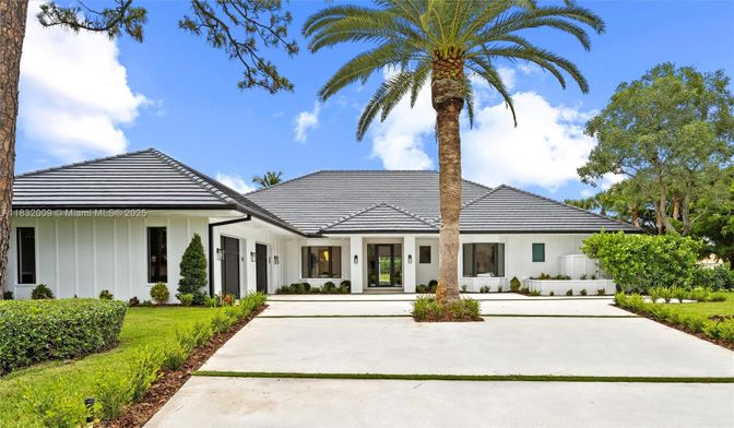 Exterior, Facade, Ranch