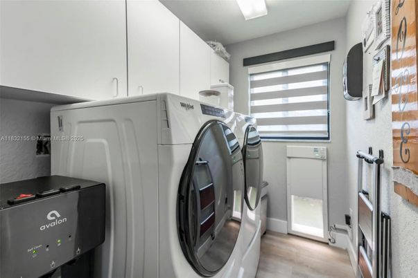 Interior, Washer, Wood Texture Flooring