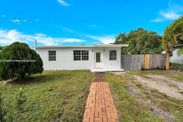 Backyard, Exterior, Facade, Ranch