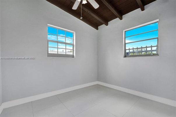 Empty room, Interior, Wooden Beams, Wooden Ceilings