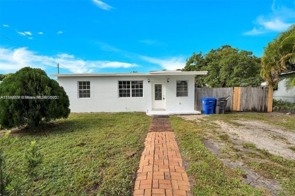 Backyard, Exterior, Facade, Ranch