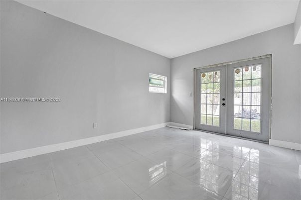 Empty room, Interior