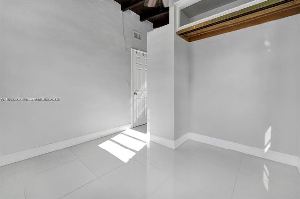 Empty room, Interior