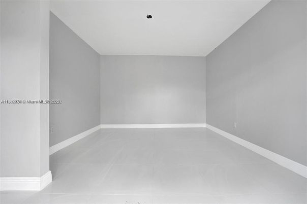 Empty room, Interior