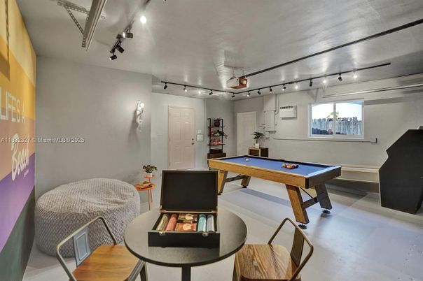 Billiard Table, Game Room, Interior