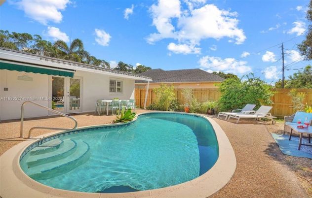 Exterior, Pool