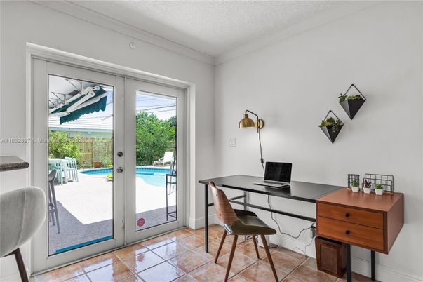 Home Office, Interior