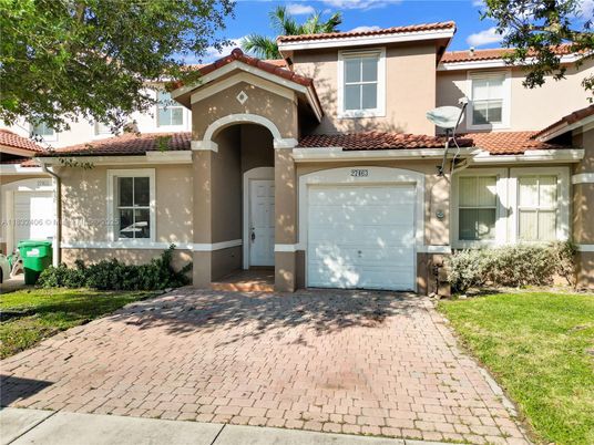 Attached, Exterior, Facade, Mediterranean