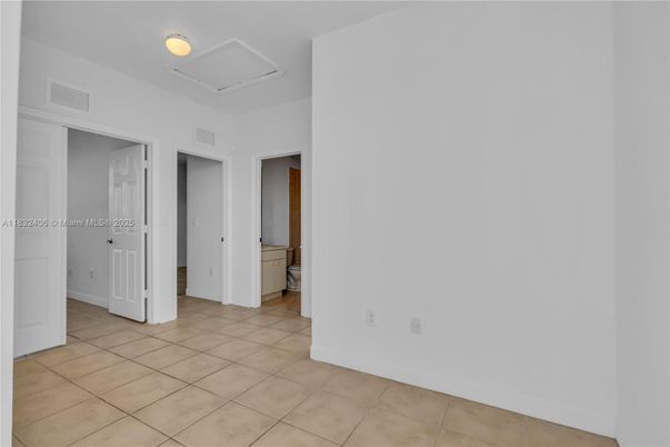 Empty room, Interior