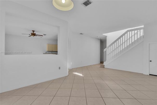 Empty room, Interior