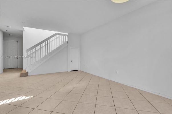 Empty room, Interior