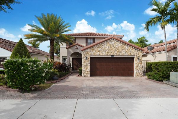 Attached, Exterior, Facade, Mediterranean