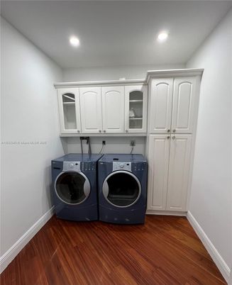 Interior, Recessed Lighting, Washer, Wood Texture Flooring