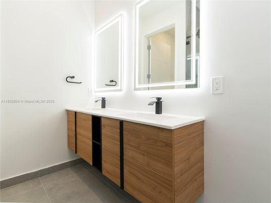 Bathroom, Dual Sink Vanities, Interior