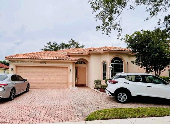 Attached, Exterior, Facade, Mediterranean