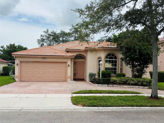 Attached, Exterior, Facade, Mediterranean