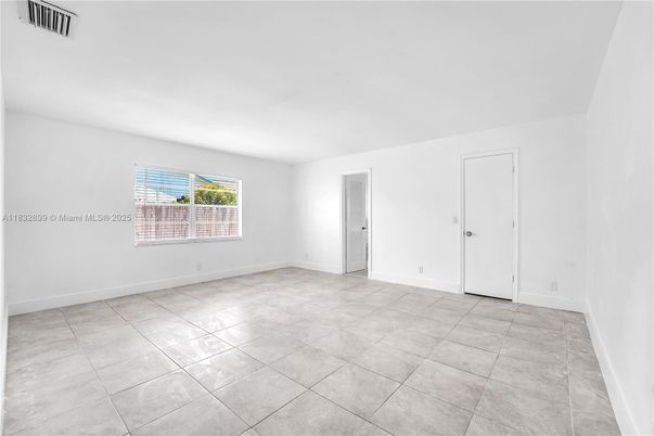 Empty room, Interior