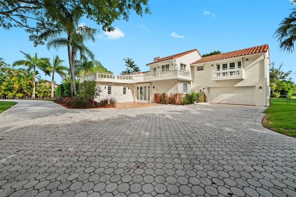 Attached, Exterior, Facade, Mediterranean