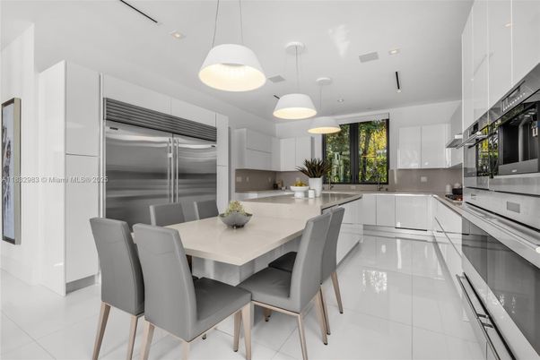 Dining room, Interior, Kitchen, Pendant Lights, Recessed Lighting, Stainless Steel Appliances