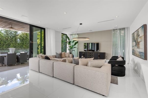 Dining room, Interior, Living room, Pendant Lights, Recessed Lighting